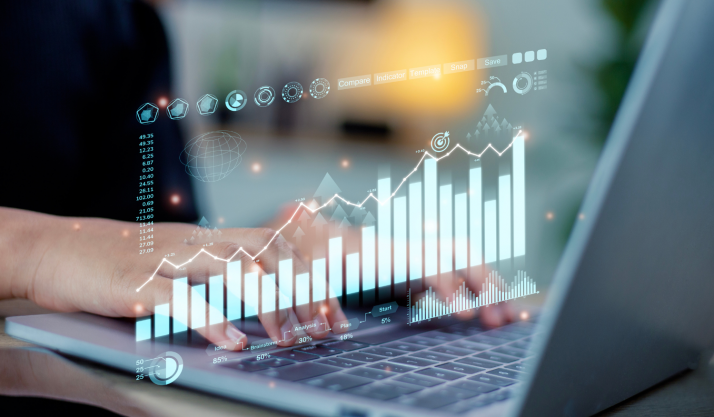 personne tapant sur son clavier avec des graphiques d'indicateurs de performance digitalisés