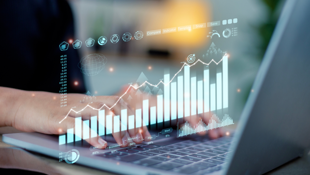 personne tapant sur son clavier avec des graphiques d'indicateurs de performance digitalisés
